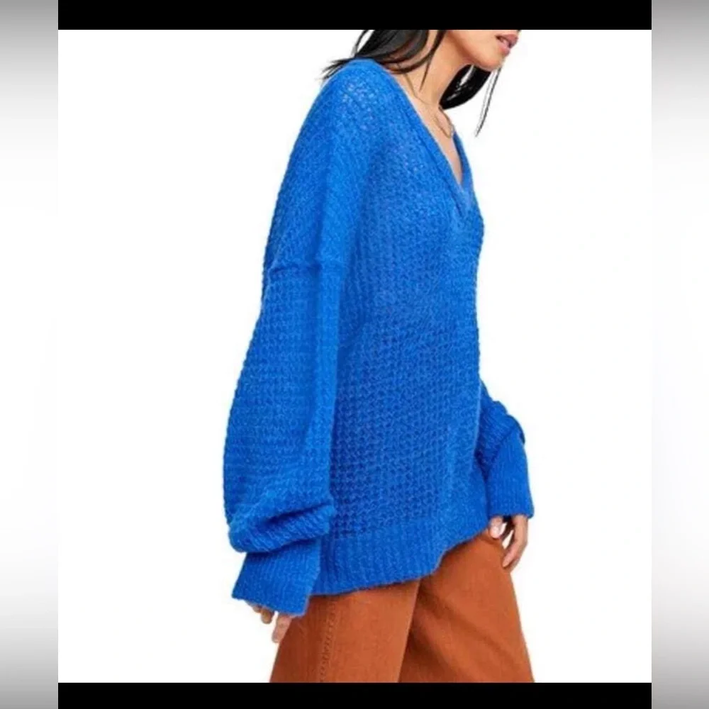 Free People Lightweight KnIt V-Neck In Parrot Blue , size S - Picture 6 of 10